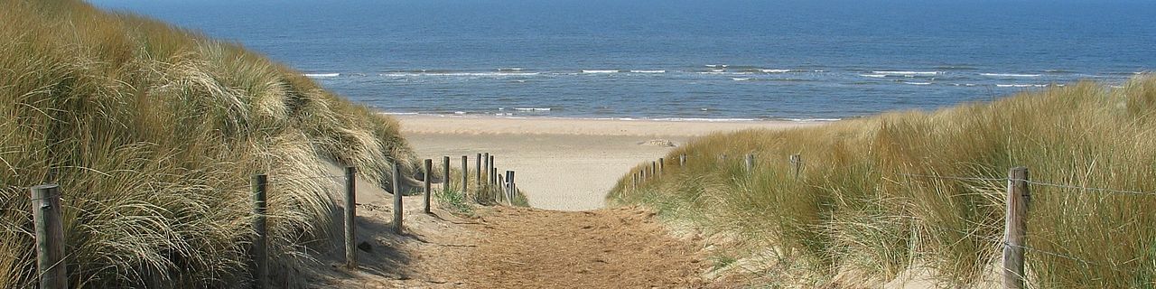 strandopgang door de duinen in gemeente Castricum