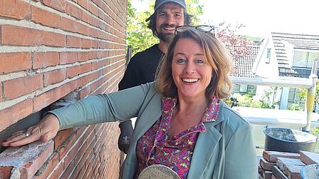 Wethouder Judith Schram metselde symbolisch de laatste steen in van het nieuwe vleermuizenverblijf.