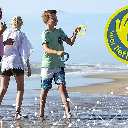 Foto: spelende kinderen op het strand en het logo van castricum voor liefhebbers