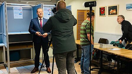 Burgemeester Ben Tap in stemlokaal